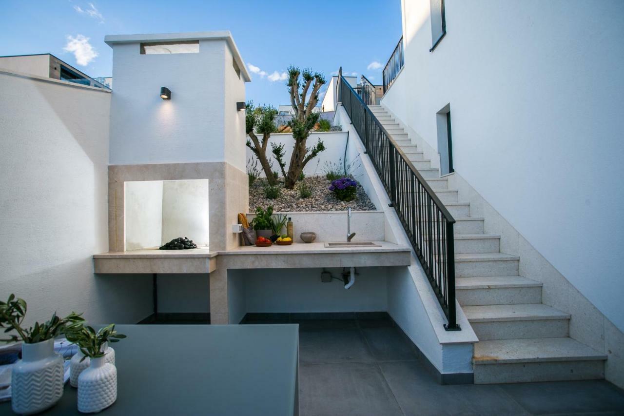 Holiday Home Olive Exclusive - 8 People, Heated Pool, Okrug Gornji, Sea View تروغير المظهر الخارجي الصورة