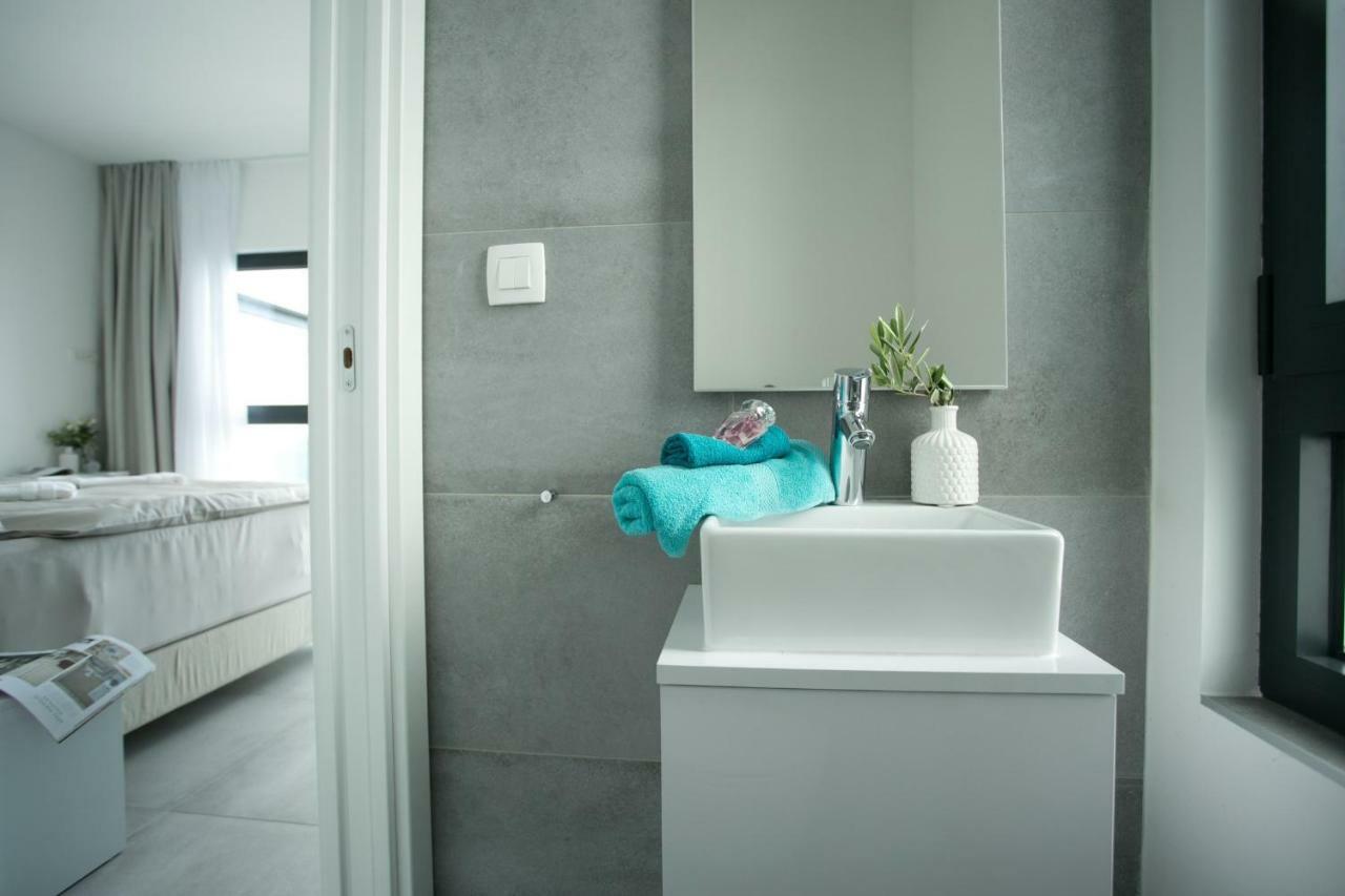 Holiday Home Olive Exclusive - 8 People, Heated Pool, Okrug Gornji, Sea View تروغير المظهر الخارجي الصورة